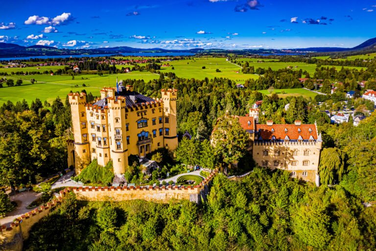 schloss hohenschwangau aus der luft hochauflösende luftbildaufnahmen von schloss hohenschwangau